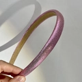 Primer plano de diadema rosa brillante que muestra la textura y una luz suave - rosa intenso