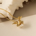 Collana dorata con pendente a forma di coniglio e zirconi colorati stile minimalista - Bianco