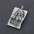 Macro-opname van gotische roestvrijstalen hanger met gedetailleerd schedel- en reaperontwerp - Reliëf Grim Reaper Kruis Stijl (53*33mmKP80820-BD)