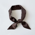 Dunkelbrauner Satin-Schal mit silbernen Punkten und Polyester-Pflegeetikett - Kaffeebraun