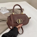 Bolso de mano marrón minimalista con herraje dorado y correa ajustable para mujer - Marrón