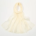Detailaufnahme des hellbeige glänzenden Schal aus Chiffon mit natürlicher Crinkle-Textur - 180x70cm / Beige