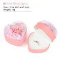 Portagioie a forma di cuore rosa per anelli con rosa eterna e coperchio trasparente - Anello Pendente Universale / Rosa