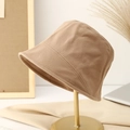 Sombrero de pescador de lana color camello para mujer en soporte dorado con fondo minimalista - M (56-58cm) / Caqui