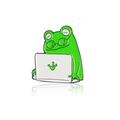 Spilla in smalto a forma di rana verde con occhiali che usa un laptop su sfondo bianco - Rana da Ufficio