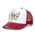 Detail des Schmetterlingsdrucks auf weißer Mesh-Trucker-Cap mit dunkelrotem Schirm - Verstellbar / Burgunderrot