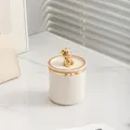 Kosmetikdose aus elfenbeinfarbener Keramik mit goldenem Bären-Deckel auf Marmoroberfläche - Weiß mit goldenem Bären