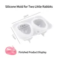 Stampo in silicone per conigli a due cavità con un coniglietto in resina rosa finito - Coniglio