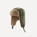 Detalle de gorro de aviador verde militar con forro de lana de cordero y hebilla de barbilla - M (56-58cm) / Verde Militar