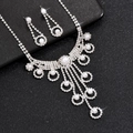 Détails d'une parure de bijoux avec glands, diamants scintillants et perles blanches - Blanc perle