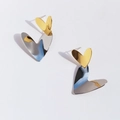 Minimalistische Herzohrringe in Gold und Silber Bicolor-Optik mit harten Schattenwürfen - Gold & Silber Gemischter Herz-Stil