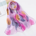 Dettaglio di sciarpa in georgette viola con stampe di foglie multicolori su sfondo bianco - 160*50CM / Viola