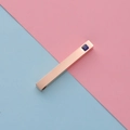 Macro-opname van de roségouden rechthoekige hanger met blauwe edelsteen op kleurengrond - Roségoud Met Blauwe Zirkonia