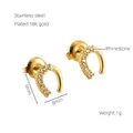 Dettaglio degli orecchini a C placcati in oro 18K con strass bianchi luccicanti - Stile Ferro di Cavallo Strass (576)