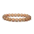 Detailaufnahme von 8mm braunem Mondstein elastischem Perlenarmband auf weißem Grund - Kaffeebraun