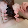 Detailopname van roze stoffen bloemoorbellen met kralenkwastjes en parel op een model - Chiffon Roze 3D Bloem Kwast (34# Zilveren Pin-Roze)