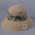 Détail d'un élégant chapeau de soleil tressé avec ruban tie-dye et étiquette UV - M (56-58cm) / Kaki