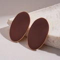 Détail de boucles d'oreilles ovales géométriques en émail brun-rouge et bordure dorée - Marron
