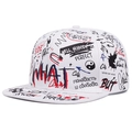 Λεπτομερής πλάγια όψη λευκού καπέλου snapback με πολύχρωμα σχέδια γκράφιτι street art - Ρυθμιζόμενο / Λευκό