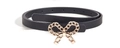 Primer plano de un cinturón de cuero negro con hebilla decorativa de metal dorado - Estilo Decorativo Doble Anillo Dorado (1392 Doble Redondo B)