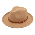 Chapeau fedora classique beige à larges bords avec bande en cuir brun et boucle - Taille Unique (Avec Ceinture Jaune) / Camel (Bord Roulé Cœur)