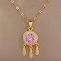 Detailansicht einer goldenen Traumfänger-Halskette mit rosa Edelstein und Federn - Traumfänger Halskette (D119)