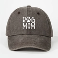 Détail du texte DOG MOM et de l'empreinte de patte sur casquette en coton lavé - Café