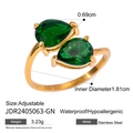 Dettaglio dell'anello aperto con due pietre verdi a pera e acciaio inossidabile dorato - Stile Gemma Verde a Doppia Pera (JDR2405063-GN)