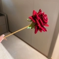 Detalle del pasador para el cabello con rosa de terciopelo rojo oscuro y varilla metálica dorada - 32# Palillo de Pelo de Rosa de Terciopelo Rojo Oscuro