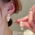 Vue détaillée des boucles d'oreilles en pierres rose champagne avec strass sur mannequin - 35# Tige en Argent - Boucles d'Oreilles Géométriques de Montage Abricot