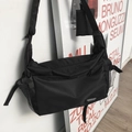 Bolso bandolera versátil de nailon negro con diseño multibolsillo y correa ajustable - Estilo de Nylon