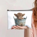 Cosmetic bag with highland cow print in bucket, large capacity pouch held by hand - Highland Cow Bathing (jiayingpbb096)