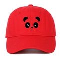 Detalle de gorra de béisbol roja con bordado minimalista de cara de panda en el frente - Rojo
