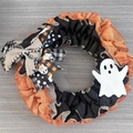 Halloween-Kranz mit orange-schwarzem Sackleinen und einem weißen Geist-Anhänger - Halloween Geist Sackleinen Kranz
