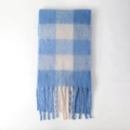 Blauw-wit geruite sjaal met zachte franjes in een pluizige imitatie kasjmier - Blauw-wit ruitje