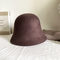 Détail de la texture d'un chapeau cloche en laine marron foncé avec un décor minimaliste - M (56-58cm) / Marron