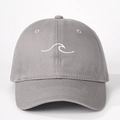 Dettaglio del ricamo a onda bianca su un cappellino da baseball in cotone grigio - Taglia unica / Grigio