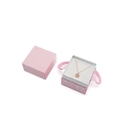 Collana in oro rosa con ciondolo circolare in una scatola regalo rosa testurizzata - Stile gioielli / Rosa