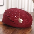 Dettaglio di basco in lana bordeaux con velo, perline e spilla di strass brillante - M (56-58cm) / Borgogna