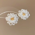 Makroaufnahme der handgefertigten weiß-goldenen Perlenohrringe in Blumenform - 51# Silberner Ohrringpfosten - Weiß
