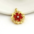 Vista macro di ciondolo a fiore in oro con zirconi rossi e cristalli micro-pavé - 09-Fiore Rosso