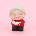 Détail de figurine de gâteau grand-mère en veste chinoise rouge avec un chat - Ornement de grand-mère en tenue rouge en vinyle