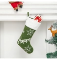 Dettaglio di una calza di Natale in feltro verde con fiocco di neve bianco e ricamo Happy - HAPPY