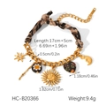Dettaglio del braccialetto in oro con tessuto leopardato e ciondoli sole luna stella - Bracciale Leopardato Sole Luna Stella (HC-B20366)