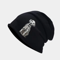 Détail d'un bonnet en tricot noir avec un imprimé réaliste de motif de chien dalmatien - Noir Dalmatien