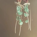 Detalle de pendientes hechos a mano con discos verdes y cintas largas de seda blanca - Ganchos para pendientes / Verde