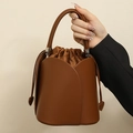 Borsa a secchiello a tulipano marrone con petali di pelle e sacchetto interno - Marrone