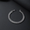 Elegantes Edelstahl-Panzerarmband mit Karabinerverschluss auf schwarzem Lederhintergrund - Breite 5.0 / Silber / EU 21