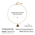 Detailansicht der 18K vergoldeten Edelstahlkette mit lila Zirkonia Anhänger und Maßen - Lila Dreieck Stil (YYN025245-BK)