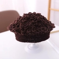 Dettaglio macro della trama in maglia riccia su questo berretto neonato marrone scuro - Taglia Unica Elastica (Adatto per 1-4 anni) / caffè